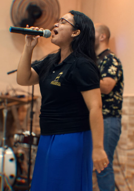 Ingrid Souza cantando
