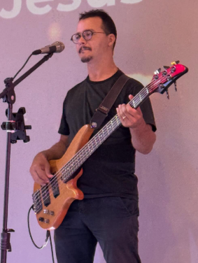 Junior tocando baixo