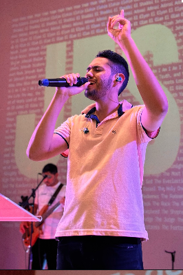 Juycelino Melo cantando