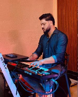 Lucas Lima tocando teclado