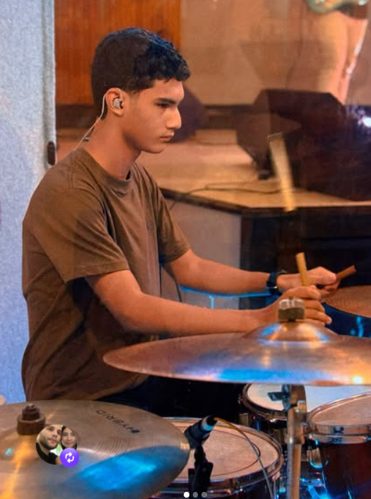 Samuel tocando bateria