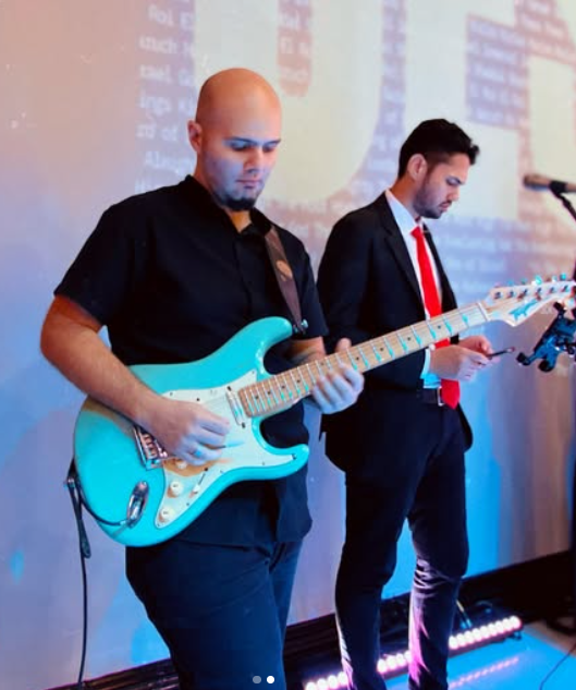 Yuri R. tocando guitarra